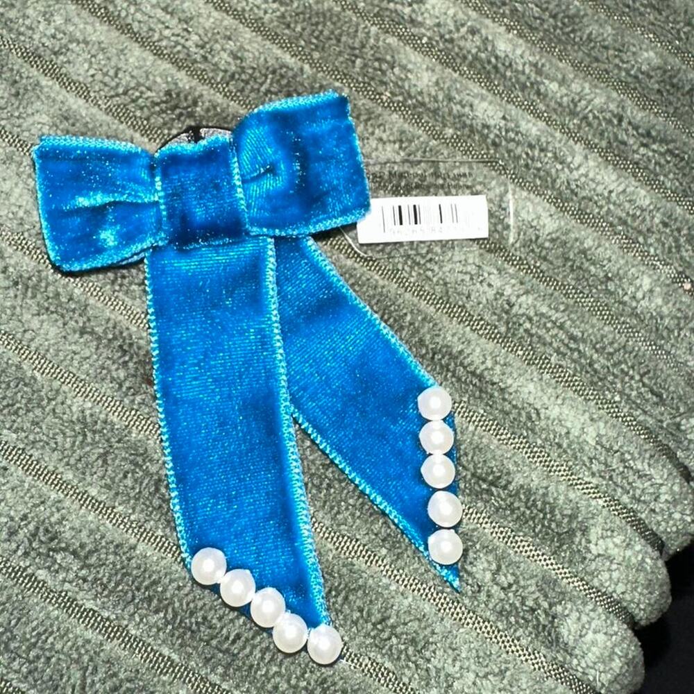 BNWT coquettecore romantic blue velvet bow pearl studded croc charm!🎀